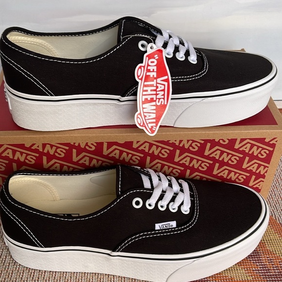 Vans Men’s Authentic Stacked
Canvas Black/True White
VN0A5KXXBMX
Platforms - Picture 2 of 16